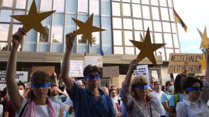 Подготовка за властта: Протестъри вече правят списъци с „гербави подлизурковци“