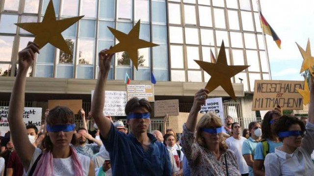 Подготовка за властта: Протестъри вече правят списъци с „гербави подлизурковци“