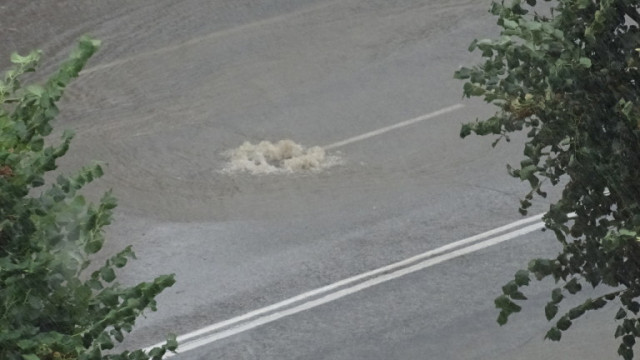 Пороен дъжд образува водовъртеж в Благоевград