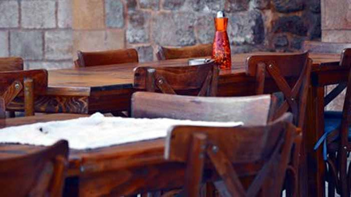 Нови ограничения в Гърция - край на големите групи в таверните