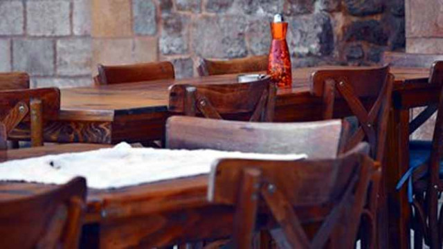 Нови ограничения в Гърция - край на големите групи в таверните