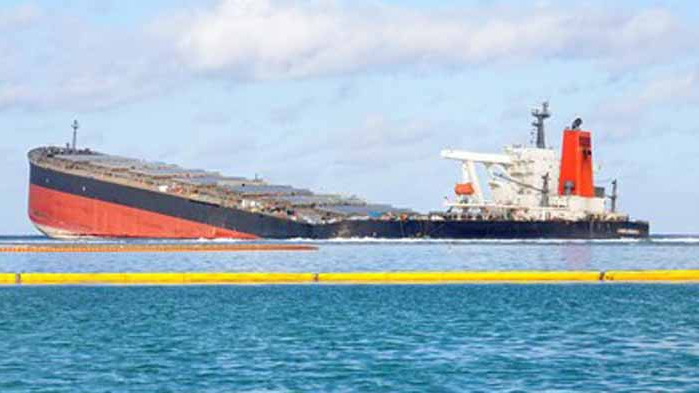 Танкерът, причинил екокатастрофата край Мавриций, се разцепи на две (ВИДЕО)