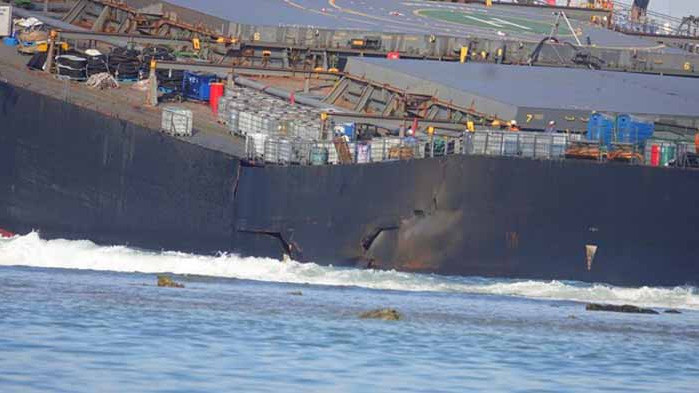 Танкерът, причинил екокатастрофата край Мавриций, се разцепи на две (ВИДЕО)