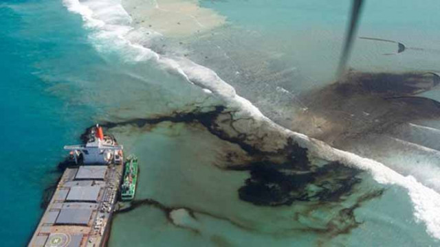 Танкерът, причинил екокатастрофата край Мавриций, се разцепи на две (ВИДЕО)