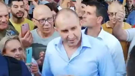 Румен Радев на протеста пред сградата на  община Варна