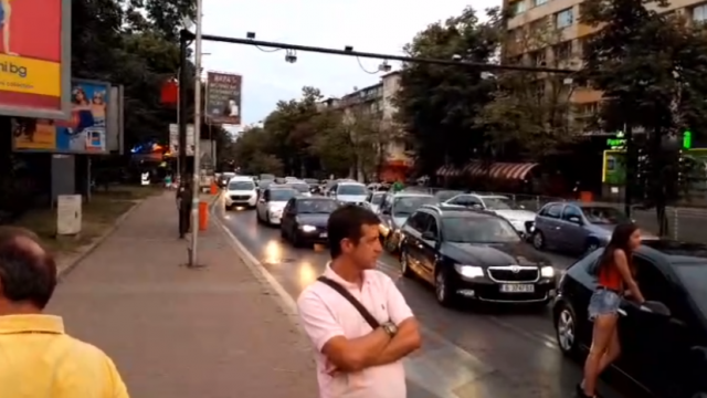 Блокираха кръстовището на Младежкия дом, водачи излязоха от колите си