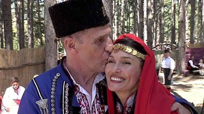 Бен Крос си отиде на втората годишнина от сватбата с българката Деана Бонева