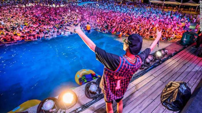 Хиляди купонясваха в аквапарк в Ухан - градът, откъдето тръгна коронавируса (ВИДЕО)