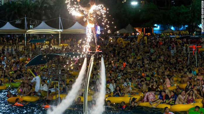 Хиляди купонясваха в аквапарк в Ухан - градът, откъдето тръгна коронавируса (ВИДЕО)