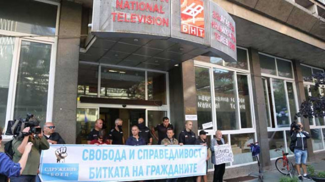 Няколко от „Боец“ блокираха вход на БНТ